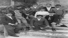 Niños de Trasvia en la puerta del seminario (hacia 1960)
